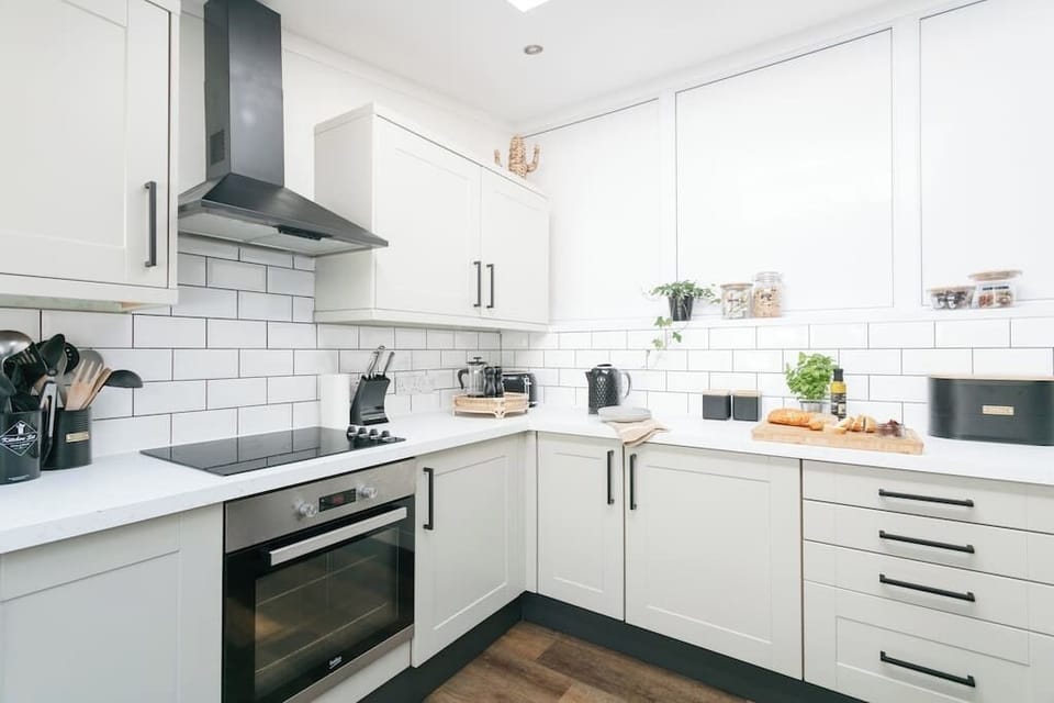 Cook your favourite home cooked food in this modern fitted kitchen with all amenities that you need as a home from home.