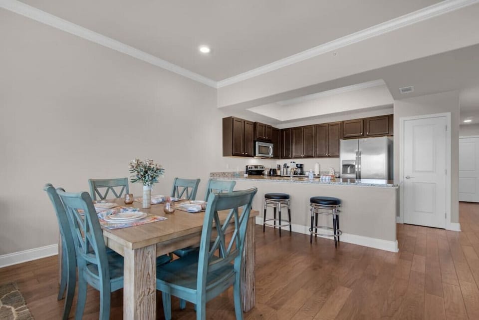 Kitchen/Dining Area with Seating for Six