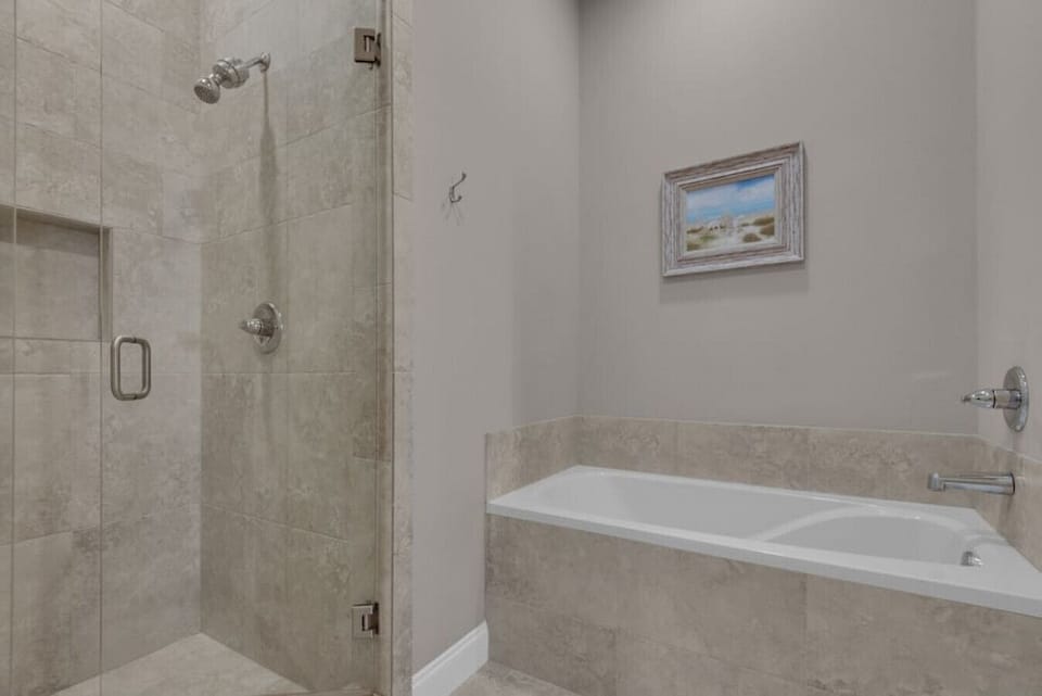 En-Suite Master Bathroom with Shower and Tub