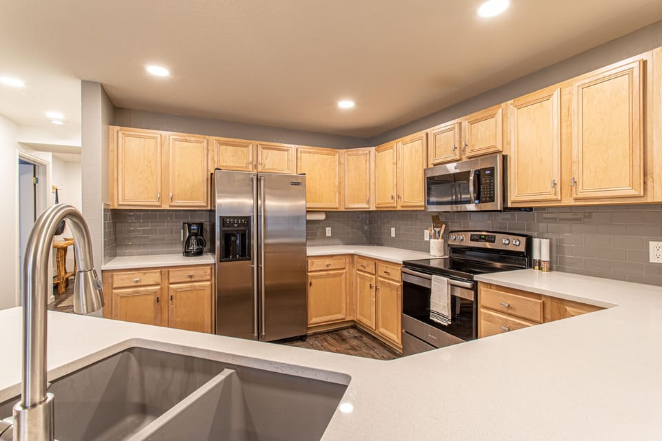 All appliances and kitchenware recently updated
