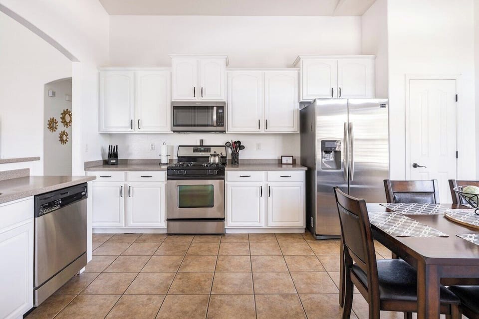 Spacious, bright, fully stocked kitchen