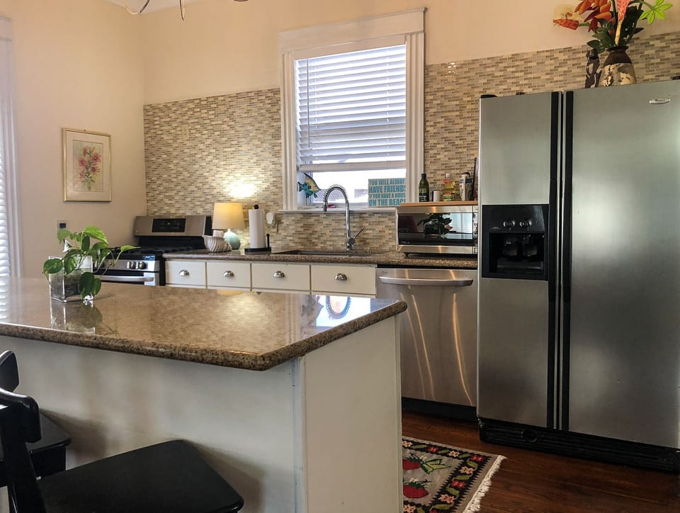 Fully equipped kitchen with a range, microwave and refrigerator / freezer.