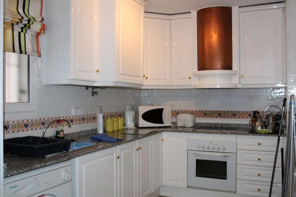 Fully fitted kitchen with all mod con's