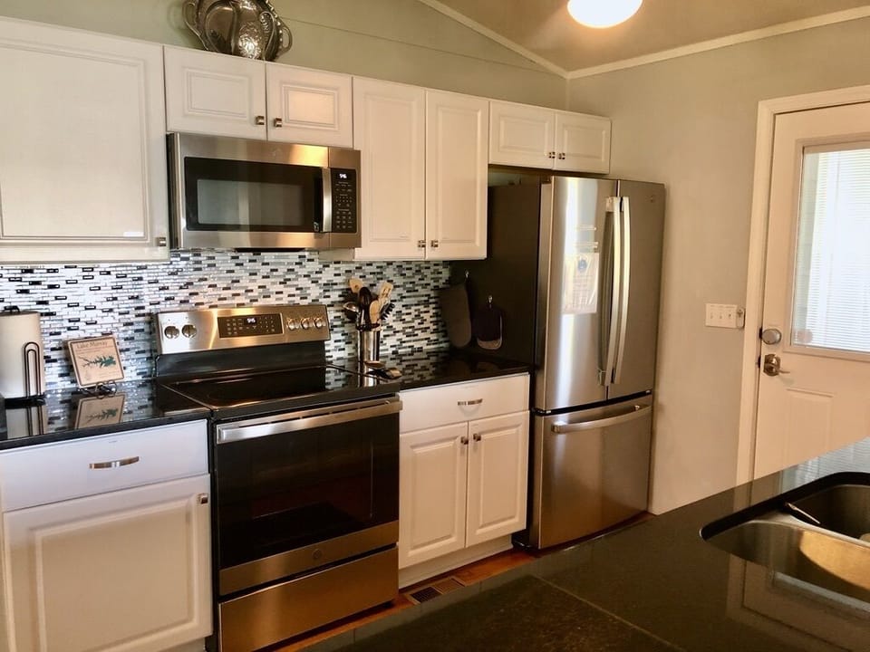 Kitchen - New appliances, Summer 2022.