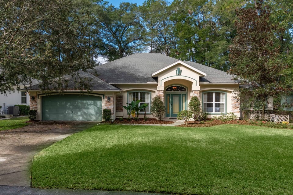 Peaceful 4BR pet-friendly pool house!