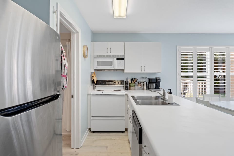 A new range, microwave and dishwasher have since been added (Fall 2022) 