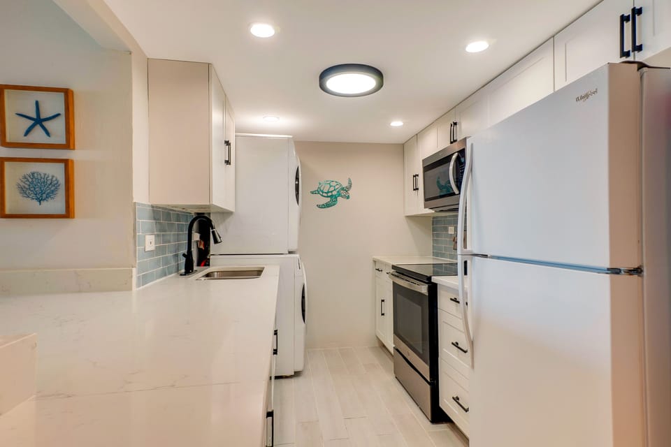 Fully equipped kitchen with quartz countertops 