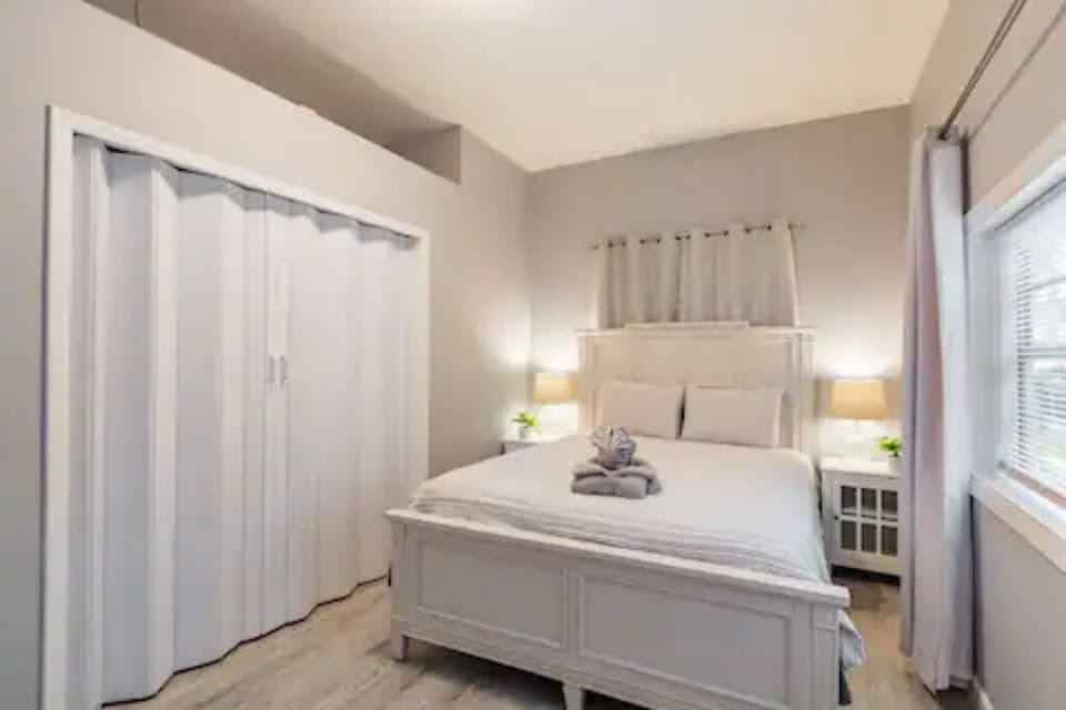 Bedroom 3- one queen bed