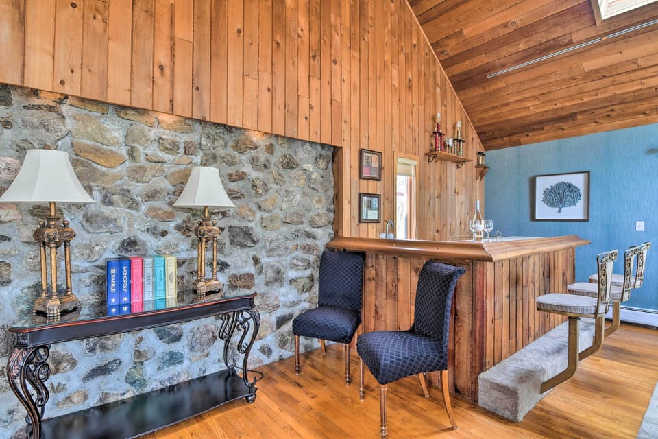 Living Room | Wet Bar