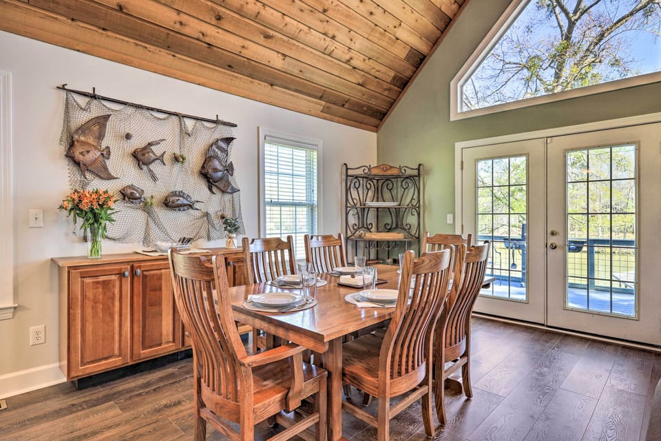 Dining Area | Dishware/Flatware