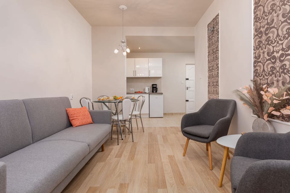 Spacious living room with full equipment. 