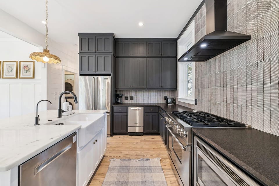 Fully Equipped with Stainless Steel Appliances