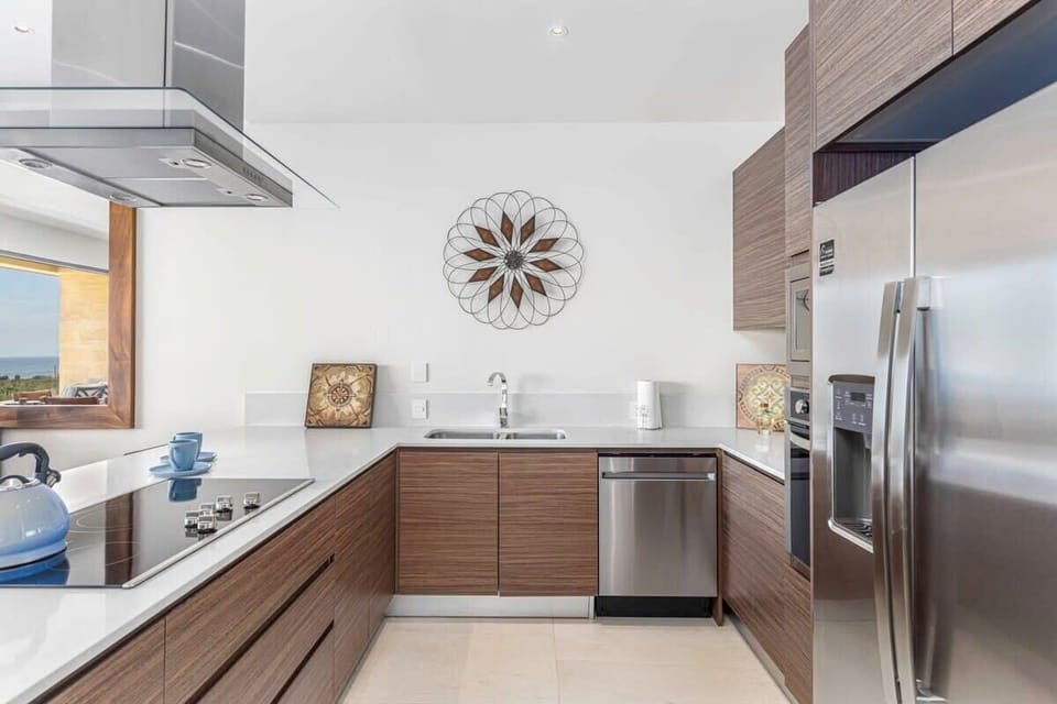 Fully equipped kitchen.