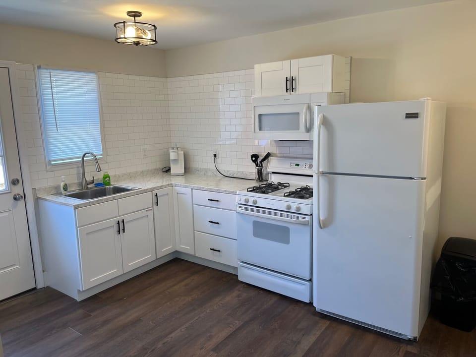 Kitchenette (2)