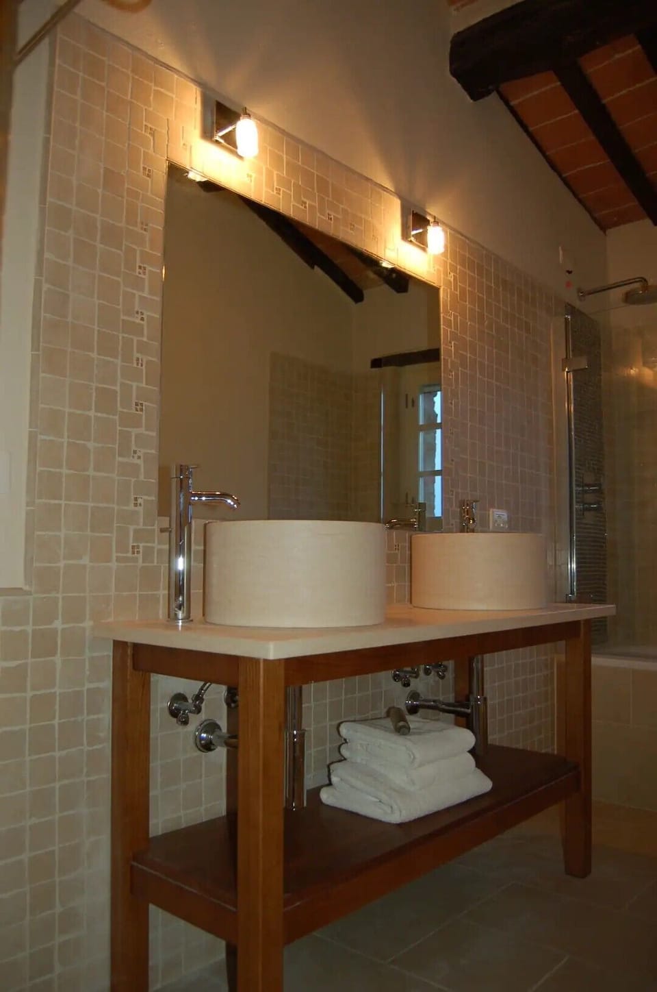 Principal bathroom.