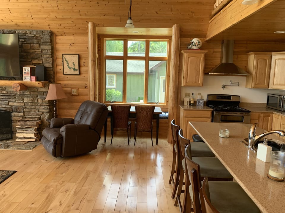 Dining nook between family room and kitchen