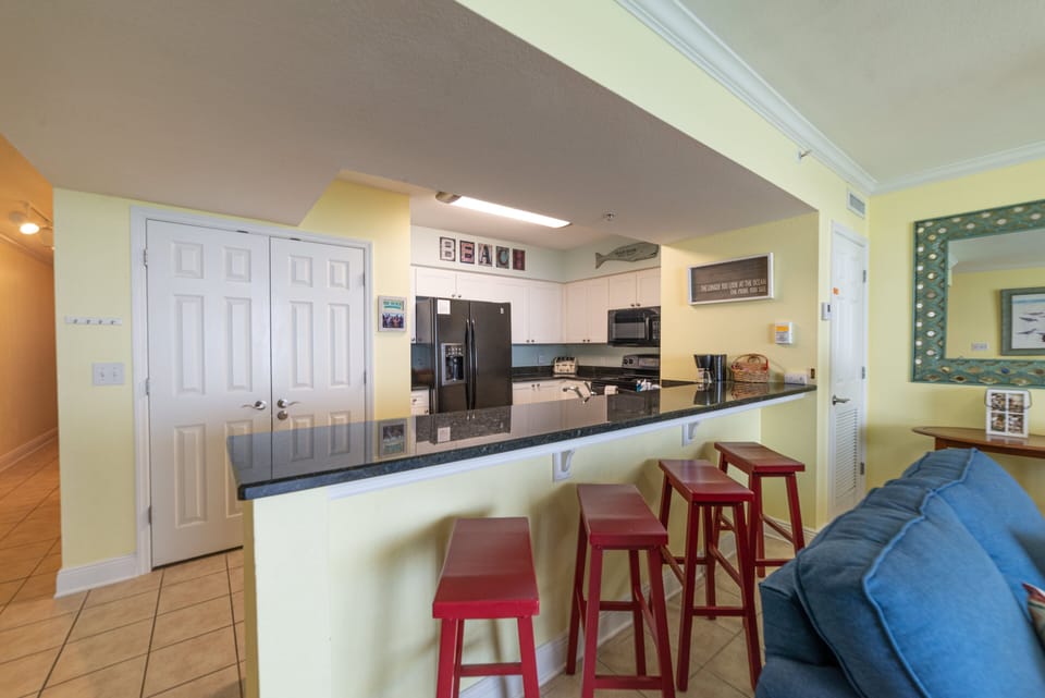 Additional seating for 4 at the bar