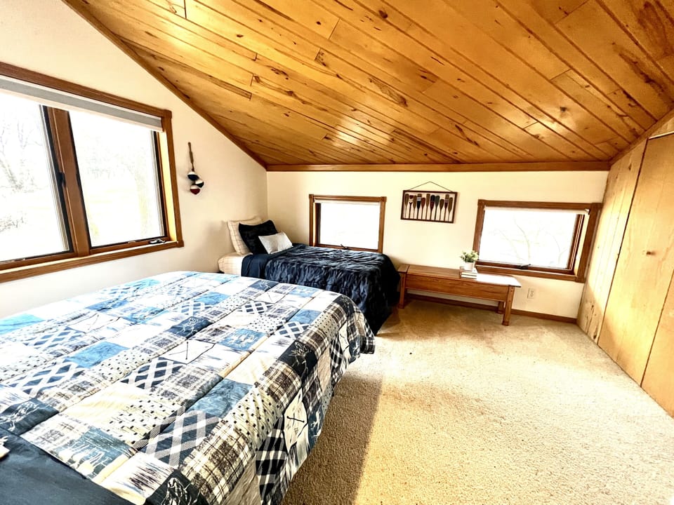 Upper front bedroom with queen and 1 twin.