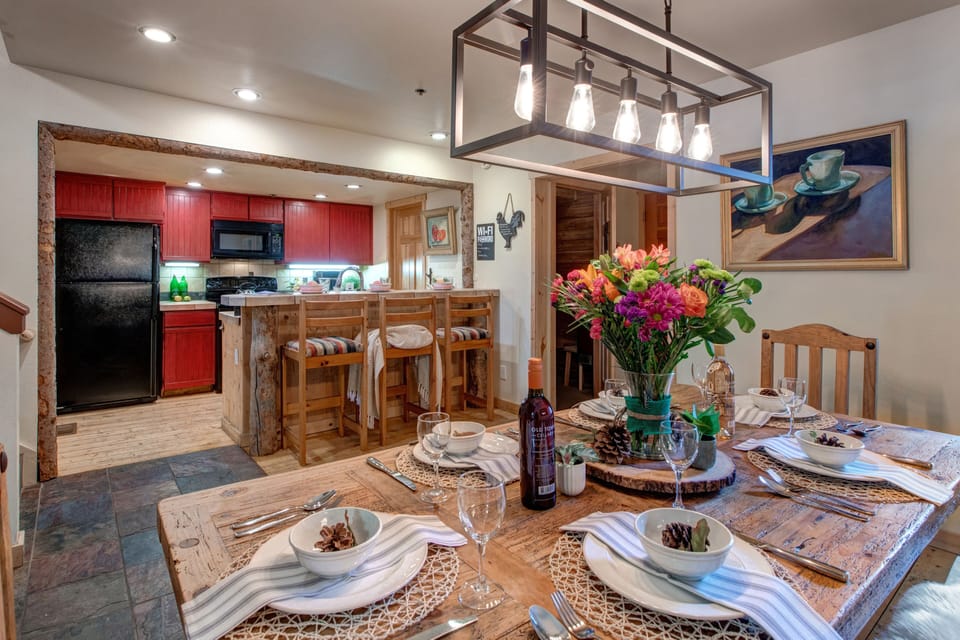 Main Level Dining Area with seating for 6