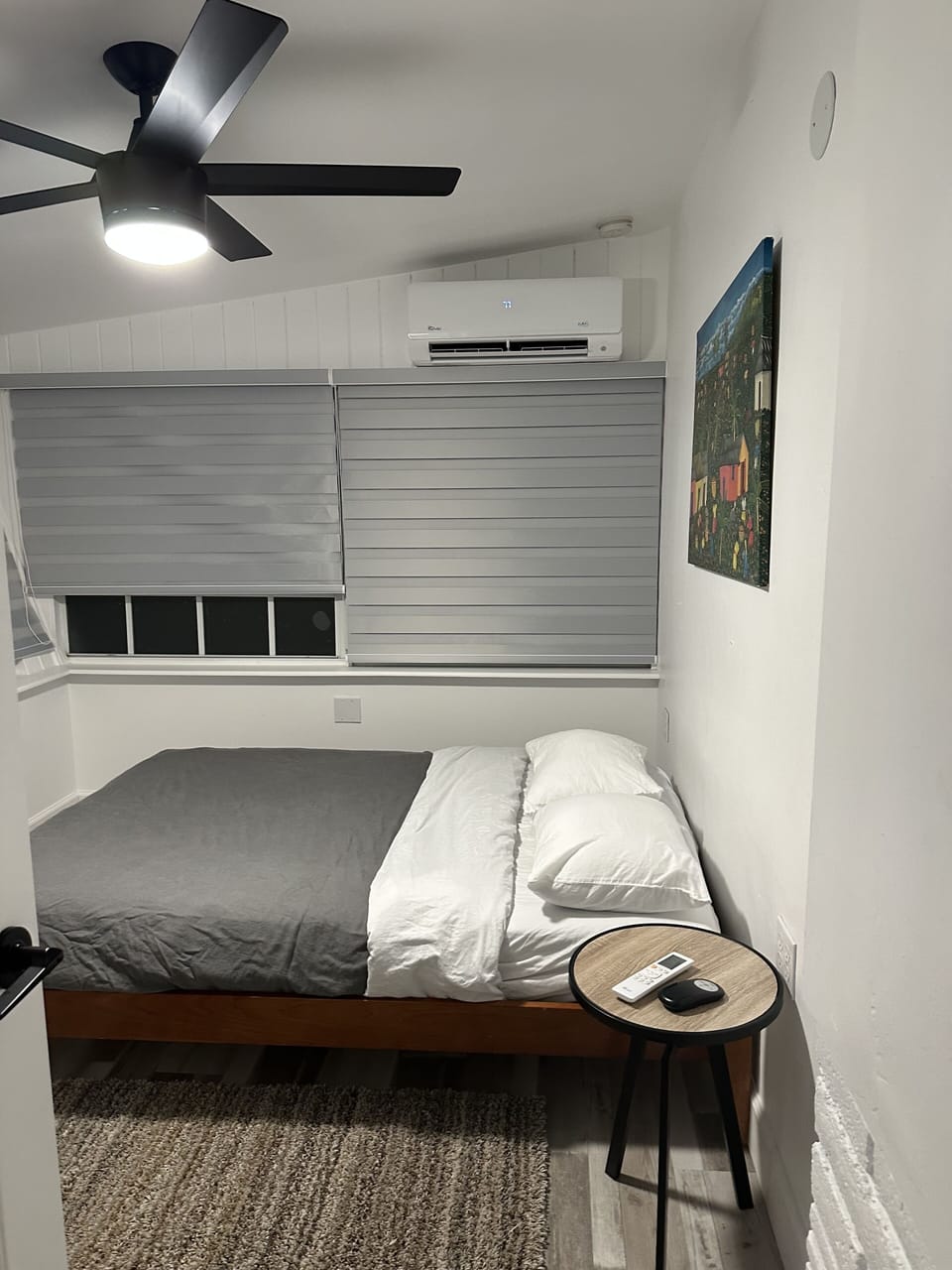 Small bedroom with full size bed 