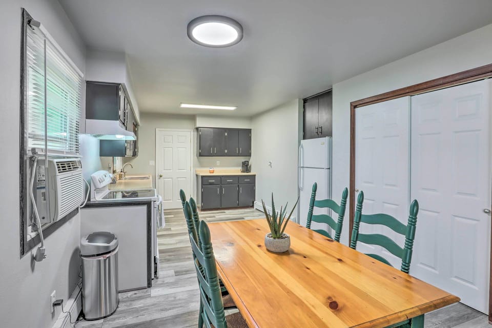 Dining Area | Dishware/Flatware | Breakfast Bar w/ Seating