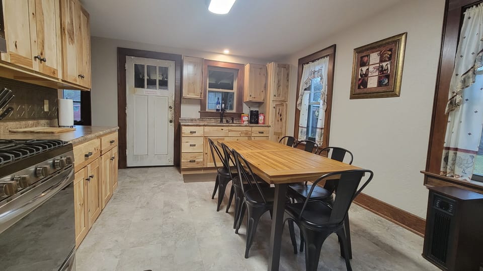 Eat In Kitchen with 8 chairs