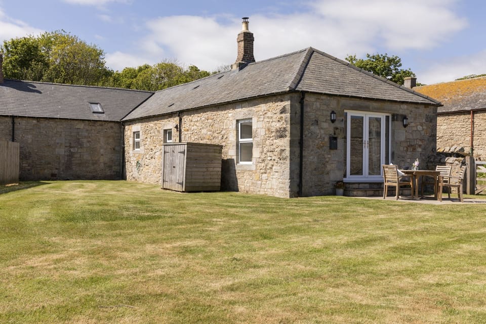 Lyme Grass - fully enclosed lawned garden with patio