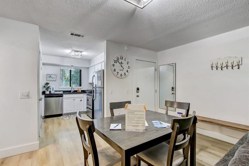 Seating for 4 at Dining Table
