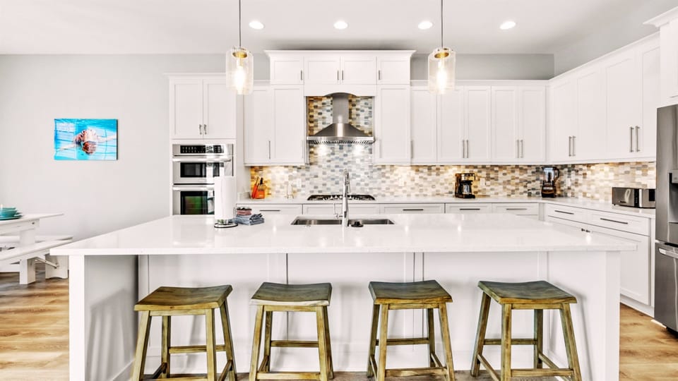 Once you're finished cooking dinner, enjoy your meal at our 4-seater kitchen island.