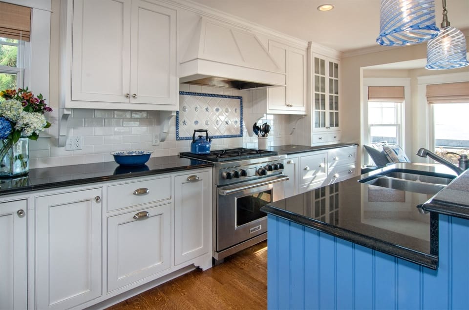 Kitchen and dining room area.