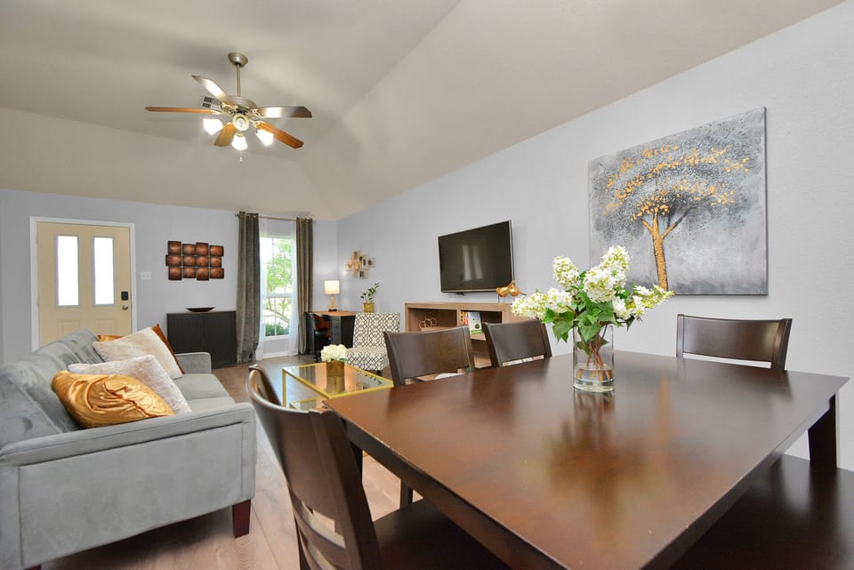 Dining area seats 6