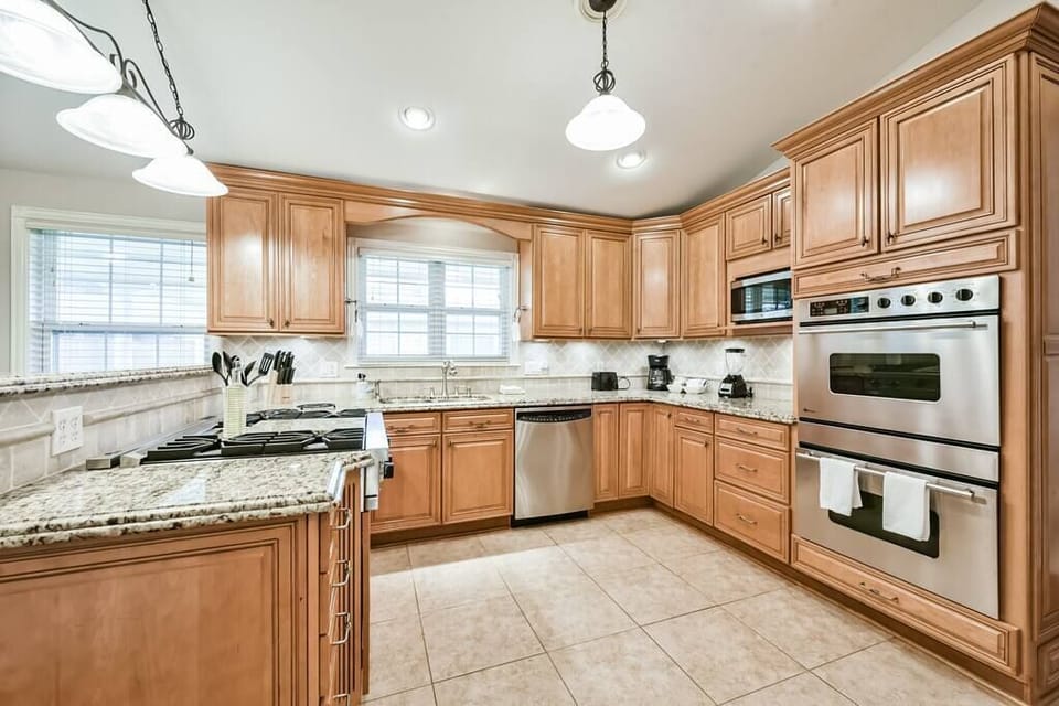 Full kitchen, equipped with everything you'll need for an amazing meal. Chef not included : )
