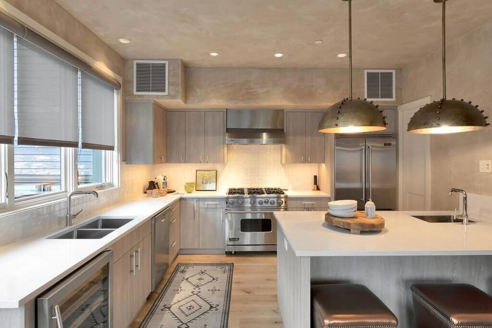 Kitchen w/ bar seating