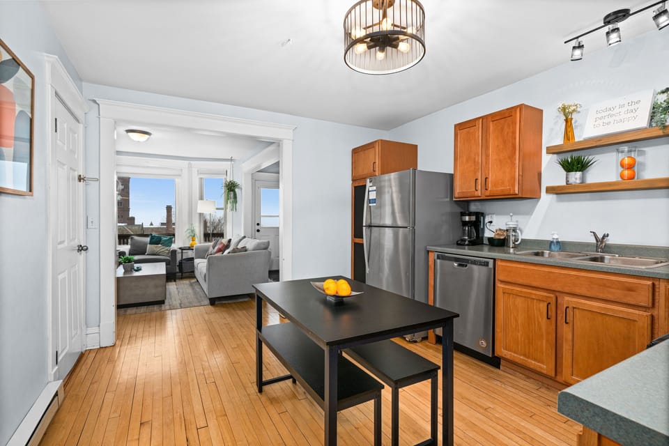 Kitchen & Living Area: Bright space with modern appliances and stunning views for delightful meals!