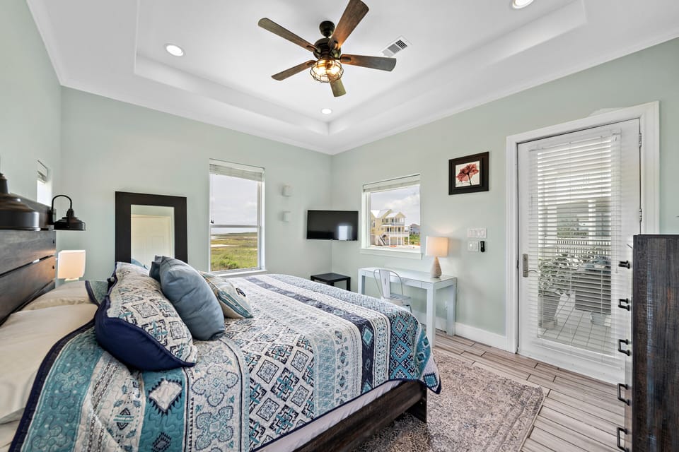 Cabana/guest suitelo located on the main level next to outdoor fireplace