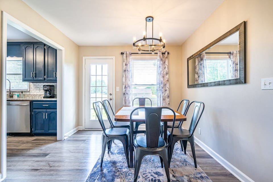 Dining room-seats 6