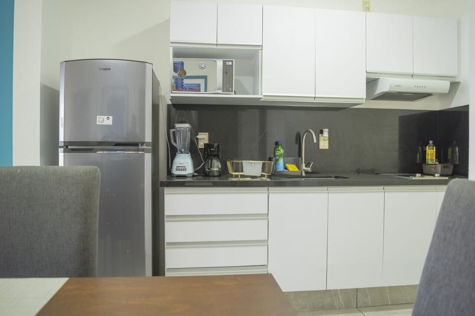 Cocina del departamento con los utensilios básicos