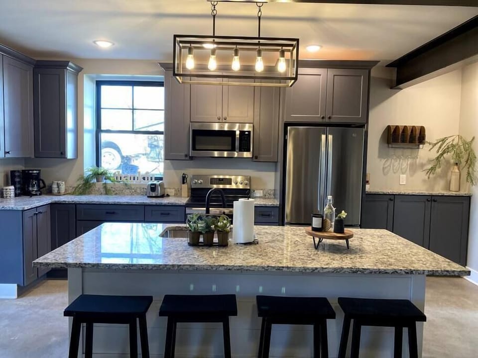 Seating for 4 at Kitchen Island