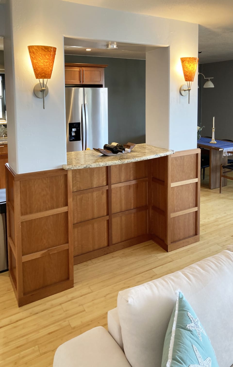 Bar between kitchen and living room