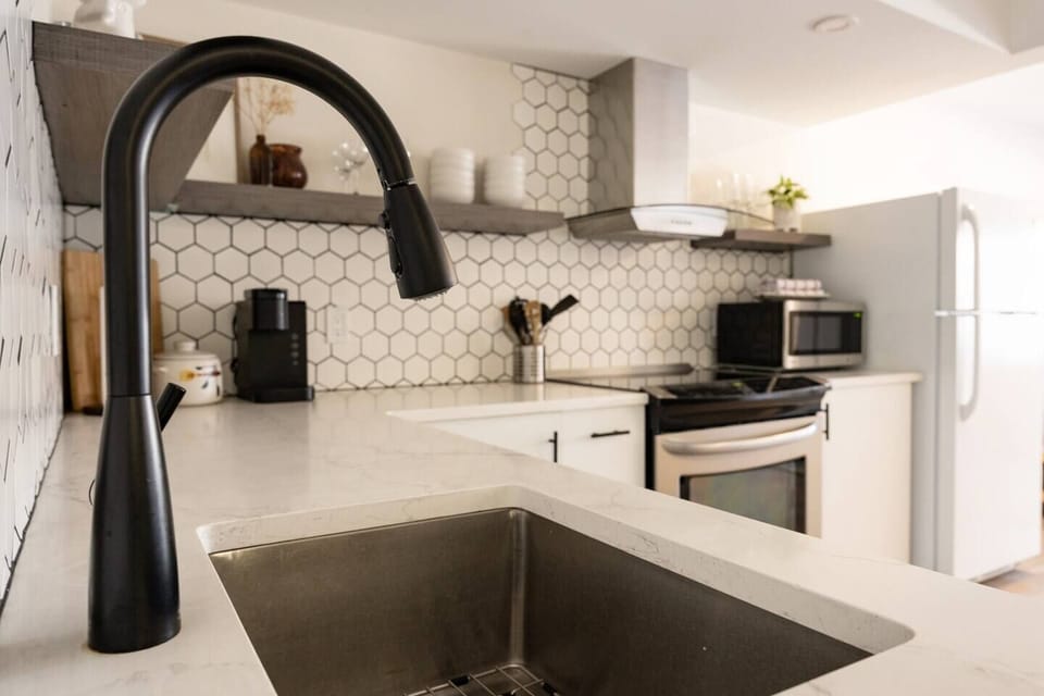 All major appliances and fully stocked kitchen