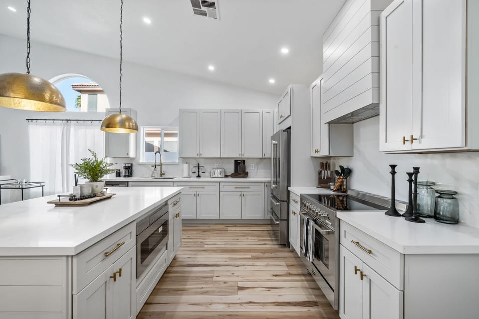 Fully Equipped Kitchen w/ Large Center Island