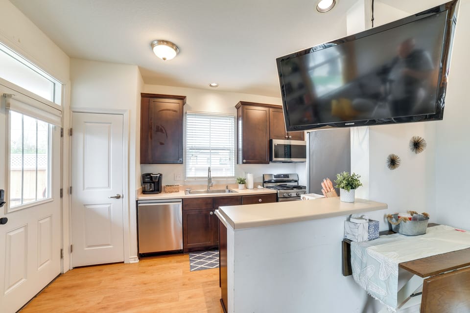 Dining Area | Dishware & Flatware Provided