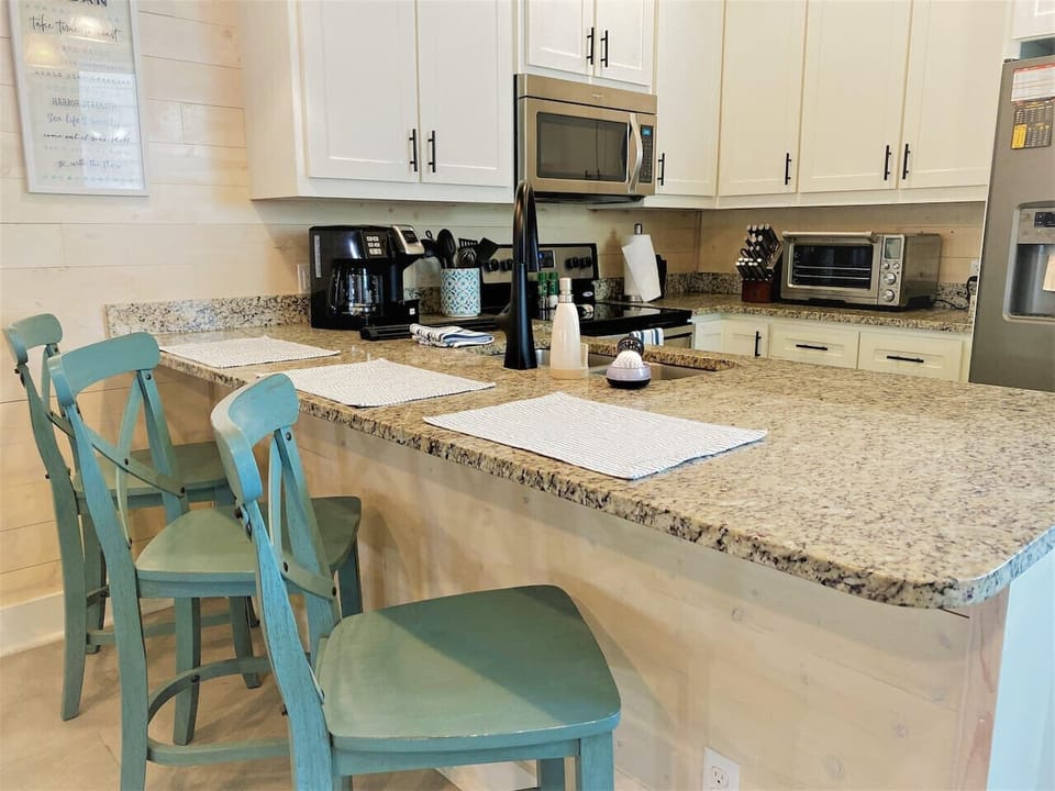 Breakfast Bar – Great for Coffee or Casual Meals