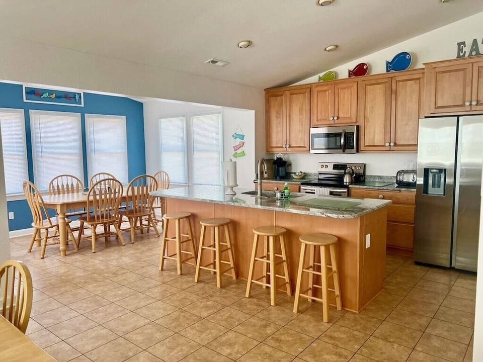 Open kitchen and dining area + new appliances in 2022!