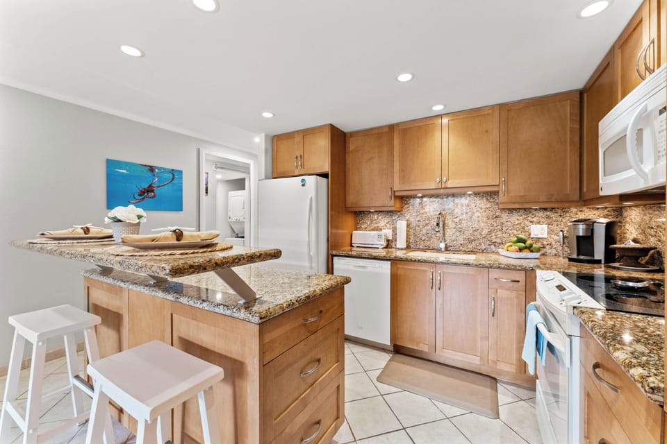 Full Kitchen - Countertop Seating For 2