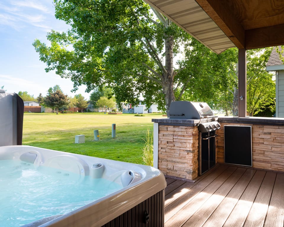 Outdoor spa tub
