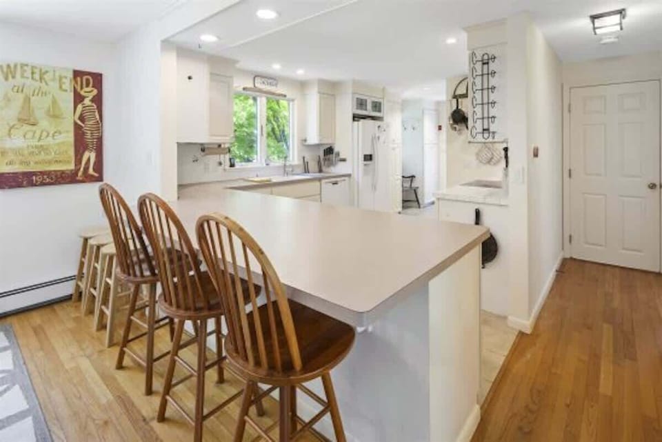 Countertop dining area