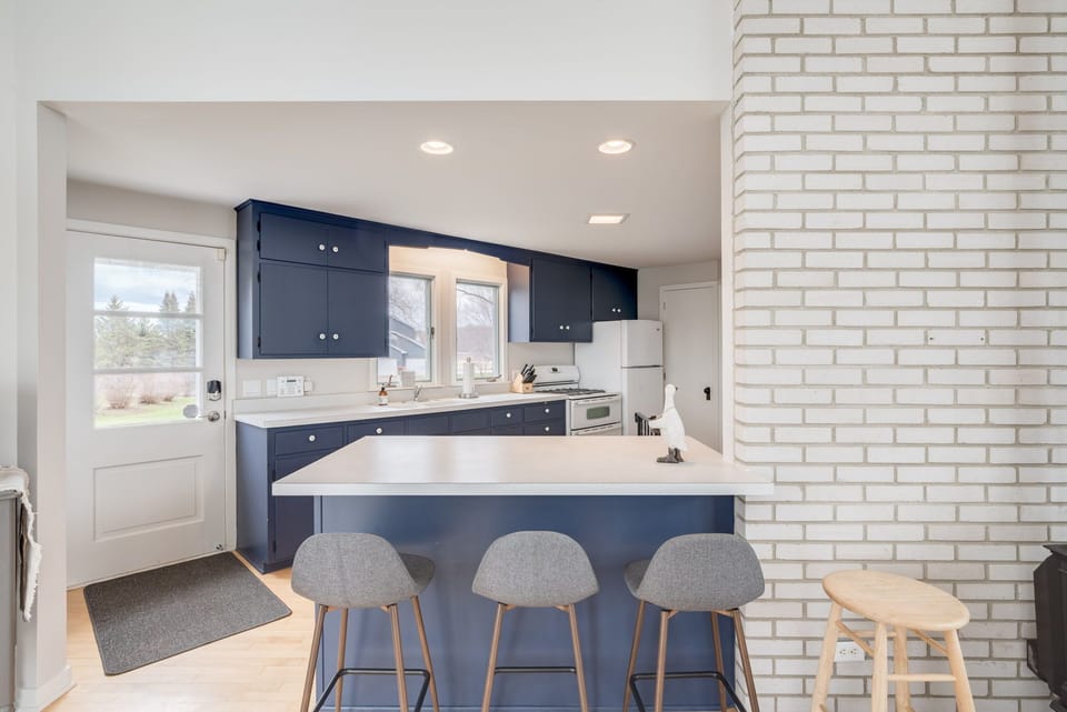 Snack bar/breakfast nook for extra seating