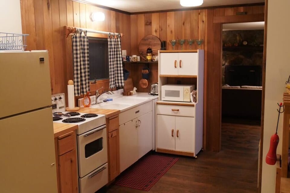 Fully equipped kitchen.