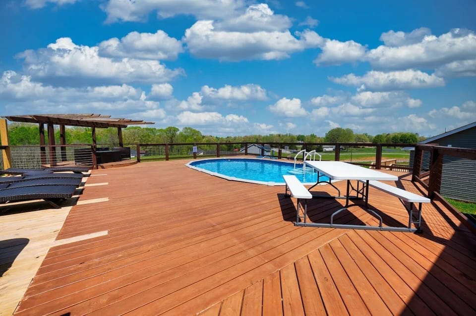 *the picnic table is no longer available for guest use* Pool is closed Oct-Apr.
